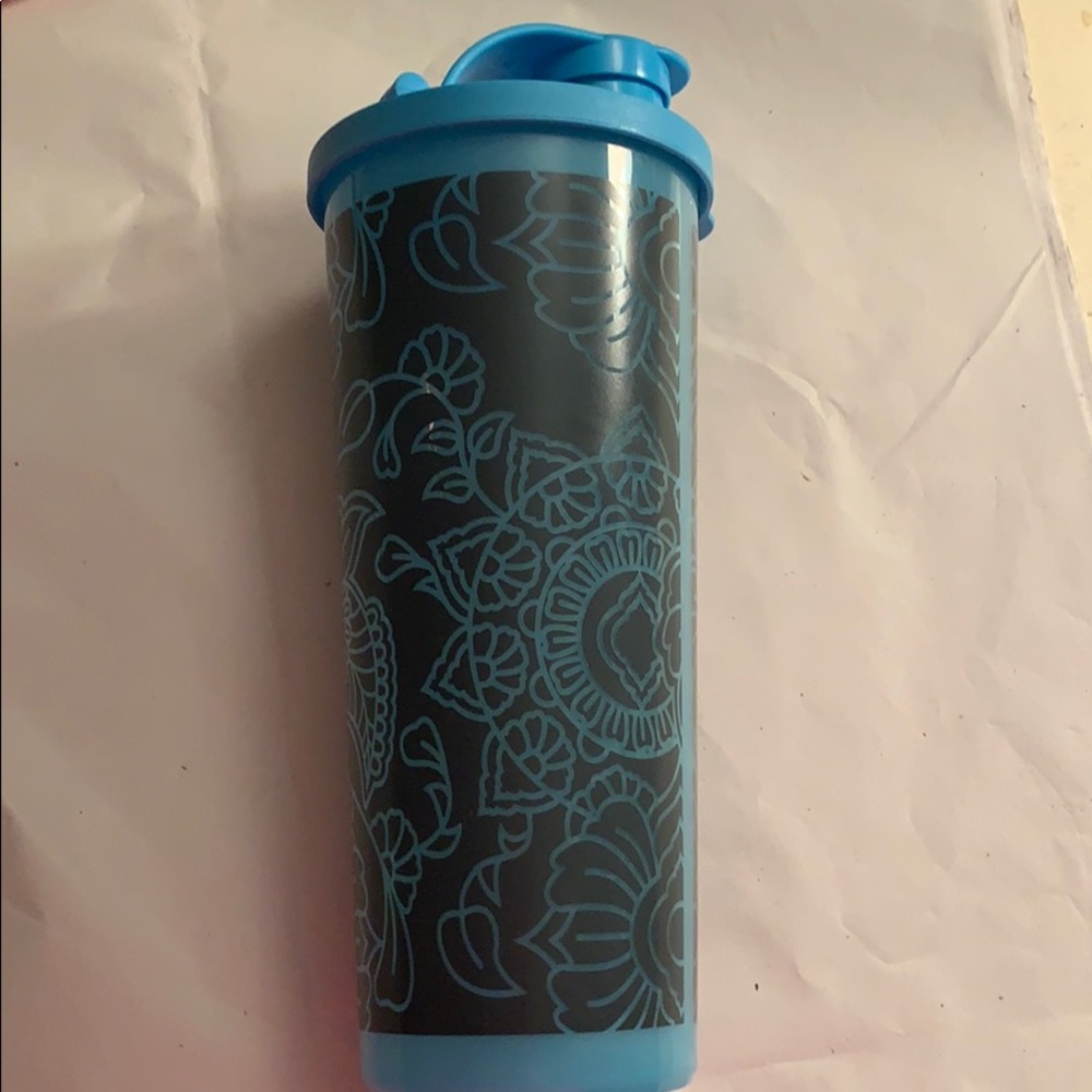 ⭐️ Tupperware 16 ounce Tumblers with lid!